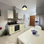 Centre Lions Gate 1 Daire Avlonya