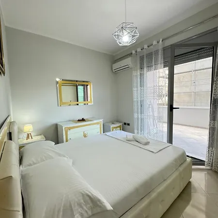 Centre Spacious Lions Gate 5